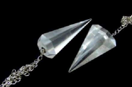 PENDULO CUARZO TRANSPARENTE FACETEADO CADENA PLATEADA 3 CM. APROX.