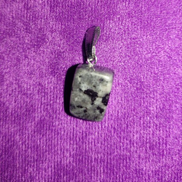 Colgante rodado pequeño engarzado labradorita